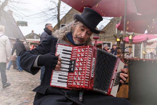 Charles Dickens accordeonist
